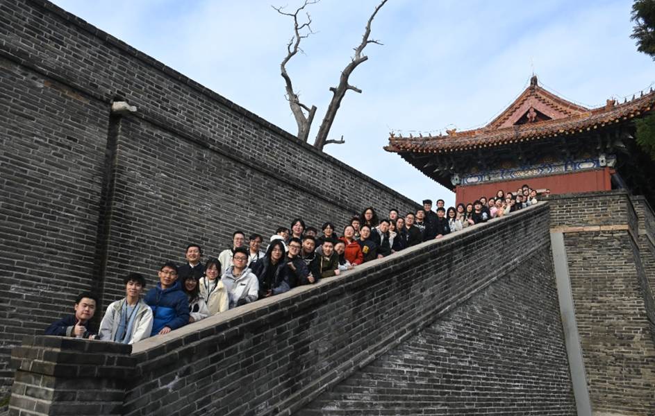 建筑前的广场上有许多人 AI 生成的内容可能不正确。 建筑前的广场上有许多人 AI 生成的内容可能不正确。