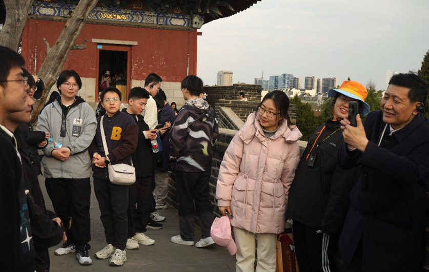 一群人站在一起 AI 生成的内容可能不正确。 一群人站在一起 AI 生成的内容可能不正确。